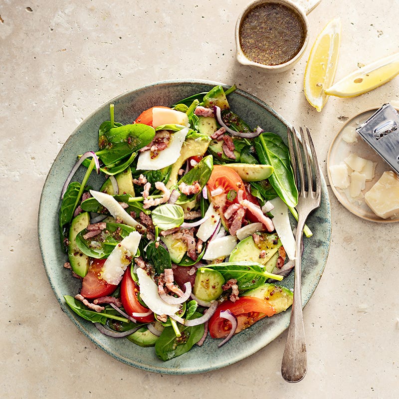 Salade d'épinards aux avocats et aux lardons