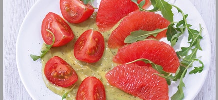 Salade de pamplemousses et de tomates, sauce à l'avocat