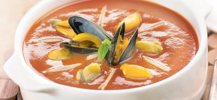 Soupe de tomates aux moules et au basilic