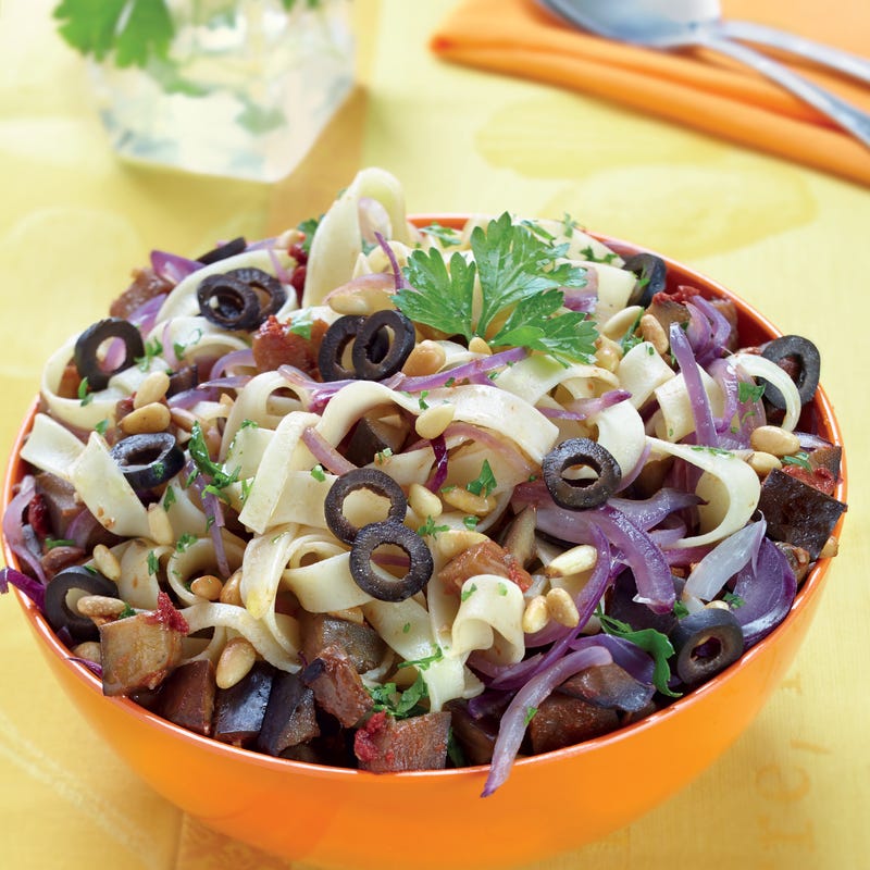 Tagliatelles aux aubergines, olives et pignons de pin