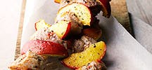 Brochette de porc aux pêches