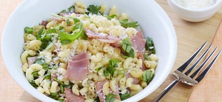 Coquillettes sautées au jambon et au parmesan