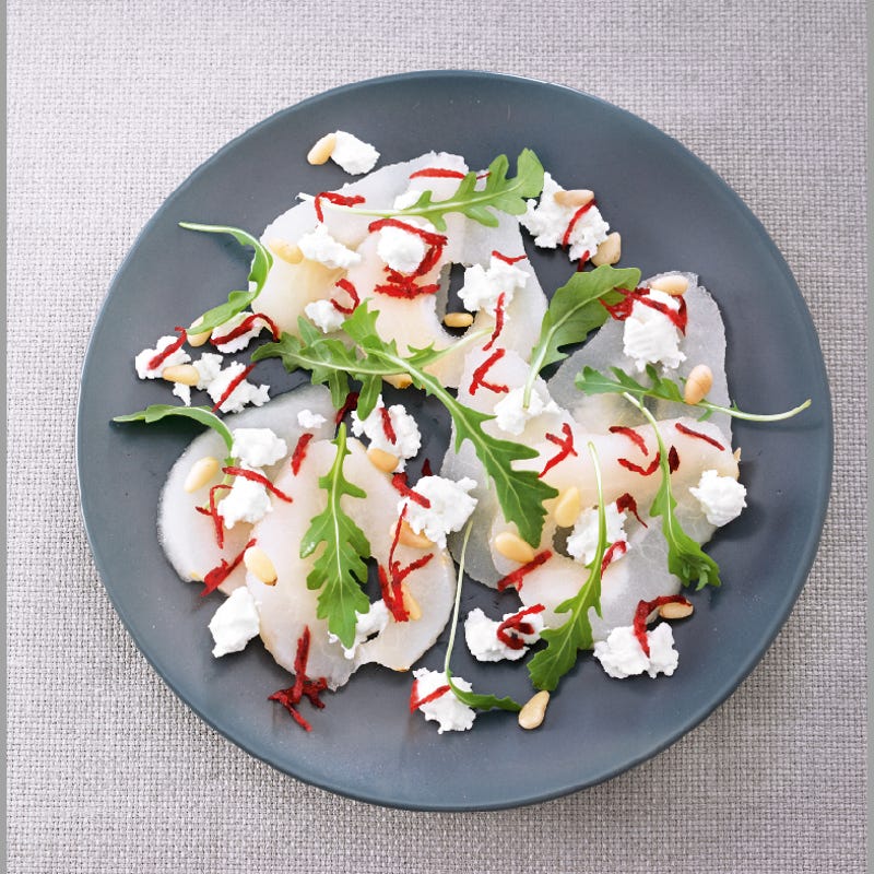 Poires pochées au balsamique, aux betteraves et au chèvre