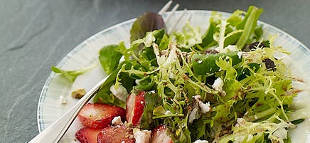 Salade verte aux fraises et fromage de chèvre
