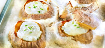 Pommes de terre en croûte de sel, crème de fromage blanc
