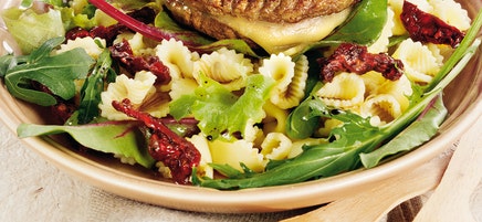 Burger au fromage, salade mélangée
