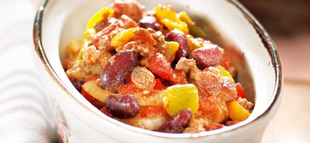 Bœuf, haricots rouges, chili, raisins, poivrons et riz