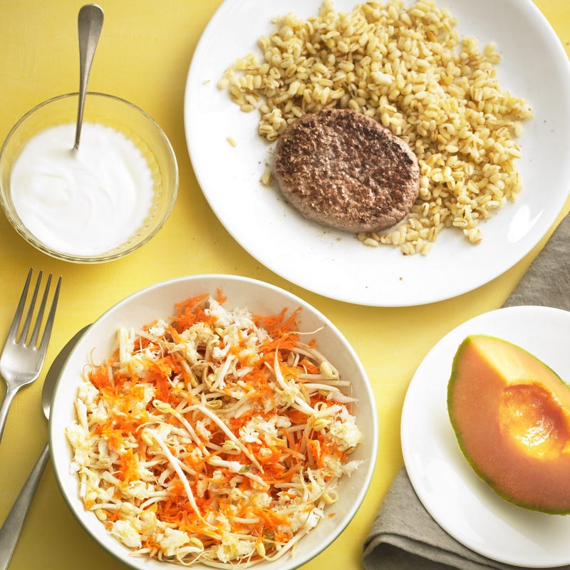 Photo de/du Salade croquante au crabe, steak et blé, fruit par WW