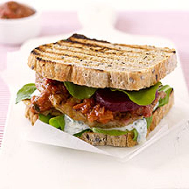 Sandwich au porc grillé et sa confiture de tomates