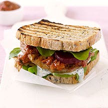 Sandwich au porc grillé et sa confiture de tomates