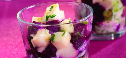 Salade aux dés de betterave cuite et de poire, vinaigrette à la framboise