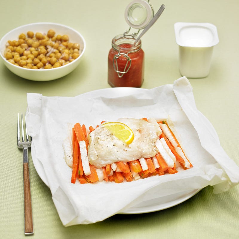 Salade de pois chiches, filet de julienne, carottes, navets et tomate, yaourt