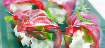 Mini-wraps à la viande des Grisons et à la roquette