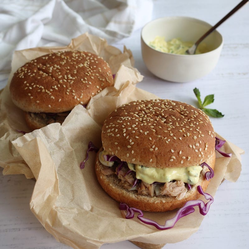 Burger au thon et chou rouge