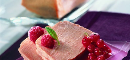 Bûche rose au coulis de fruits rouges