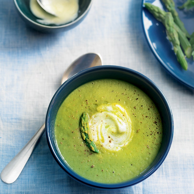 Velouté d'asperges, crème légère au wasabi