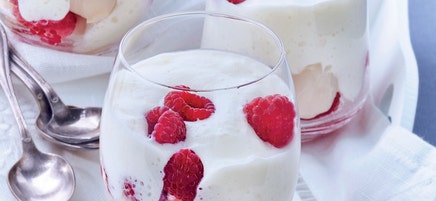Verrine de framboises et litchis, mousse de chocolat blanc