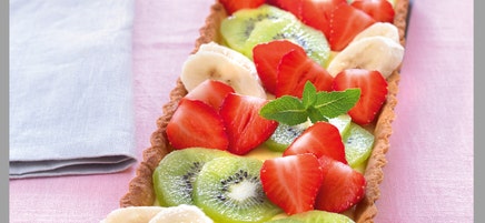 Tarte chic aux fraises, aux bananes et aux kiwis