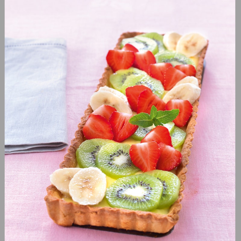 Tarte chic aux fraises, aux bananes et aux kiwis