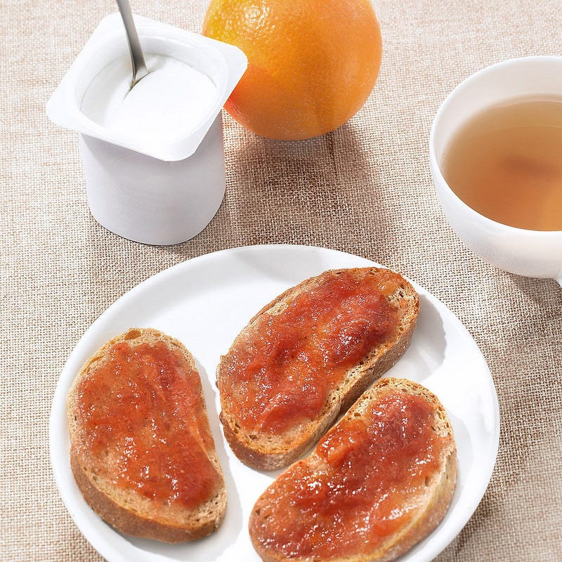 Tartine confiture, orange, yaourt