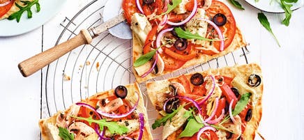 Pizzas grillées aux légumes et roquette