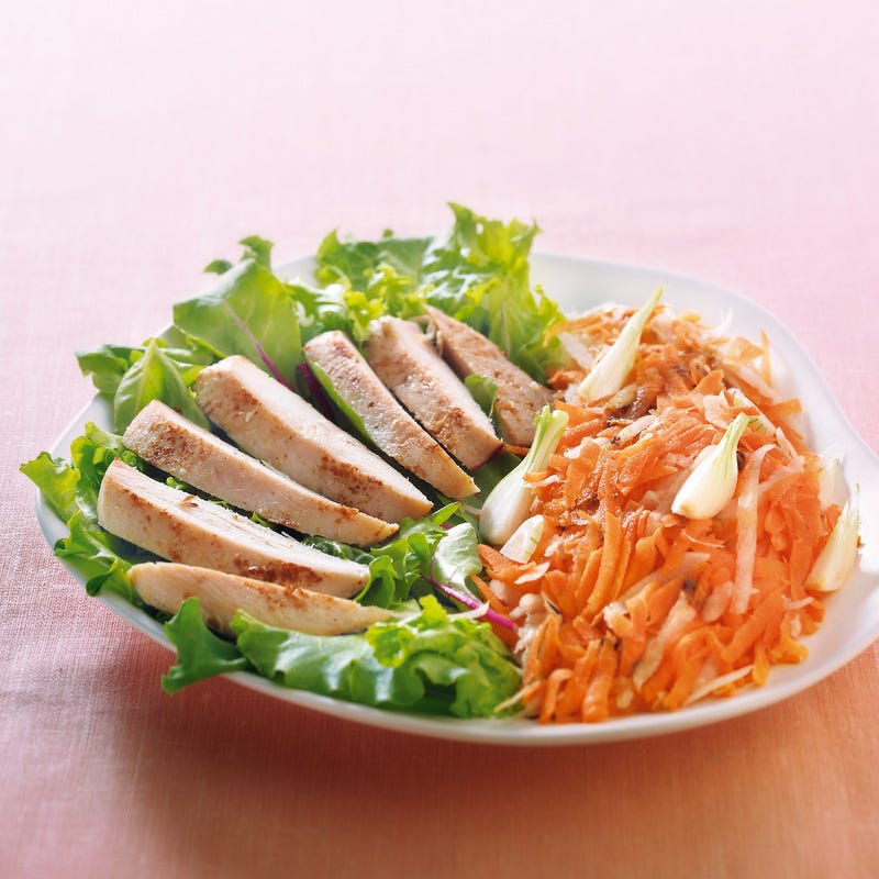 Photo de/du Poulet grillé et sa salade de carottes et radis râpés, sauce tapenade par WW