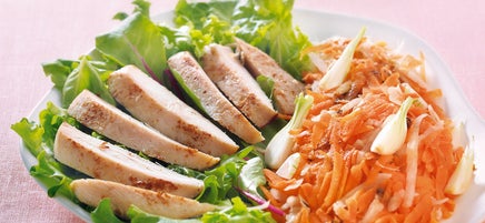 Poulet grillé et sa salade de carottes et radis râpés, sauce tapenade