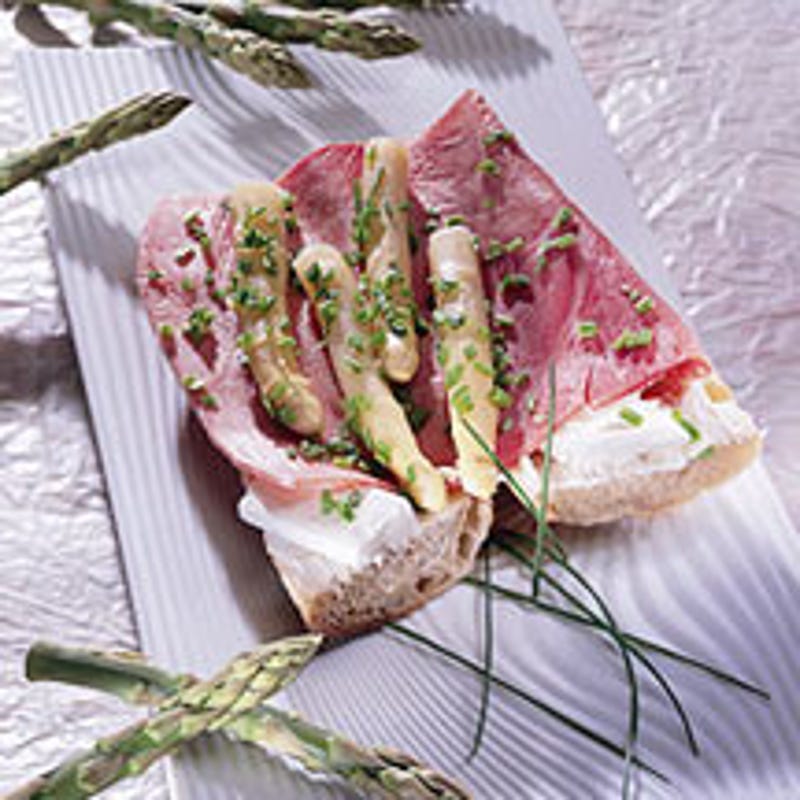 Sandwich aux asperges et au jambon