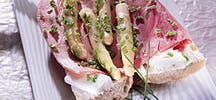 Sandwich aux asperges et au jambon