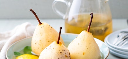 Poires pochées au thé