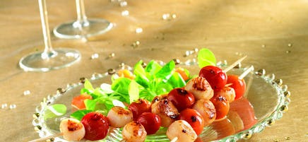 Brochettes de noix de saint-jacques et billes de tomates cerise
