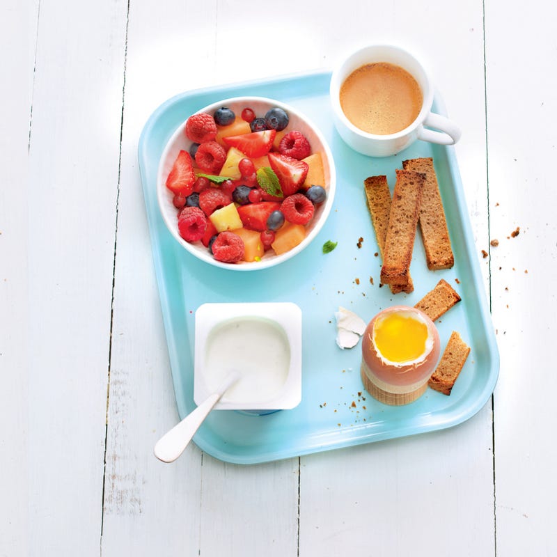 Œuf à la coque et salade de fruits