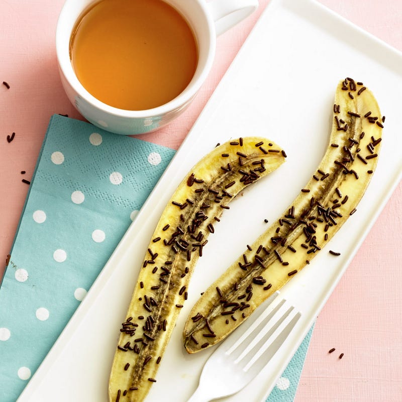 Banane, vermicelles en chocolat fondus et café