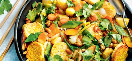 Tempeh sauté, petits légumes et cacahuètes