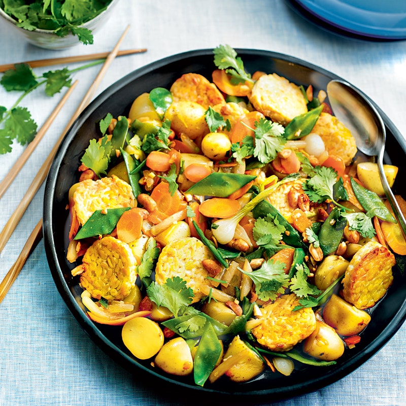 Tempeh sauté, petits légumes et cacahuètes