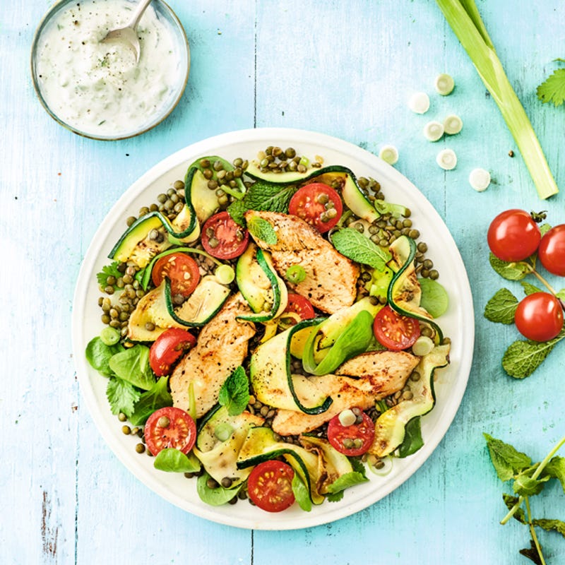 Photo de/du Courgettes grillées, salade de poulet et lentilles à la sauce raïta par WW