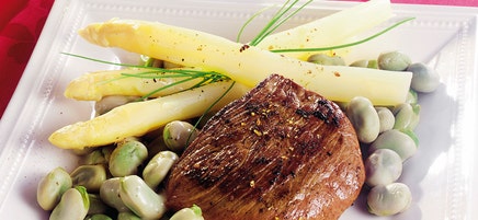 Filet de biche au beurre d'asperges et fèves