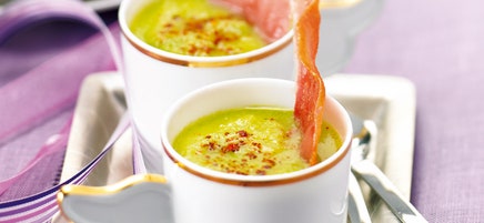 Velouté tiède de petits pois, croustillant de jambon cru