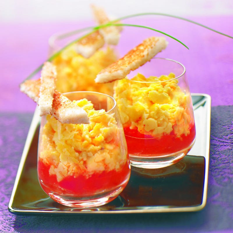 Photo de/du Verrines d'oeufs brouillés sur lit de concassée de tomates par WW