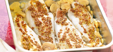 Filets de poisson à la moutarde, garniture de champignons