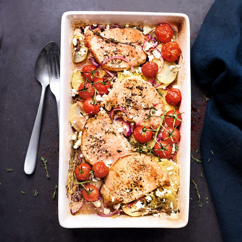 Steaks de porc aux tomates, pommes de terre et feta