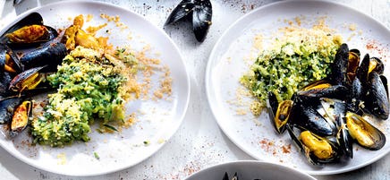 Moules à la plancha et crumble de courgette