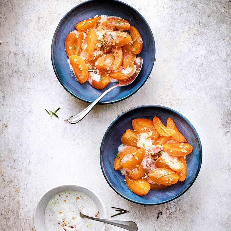 Abricots poêlés au romarin et espuma au pralin