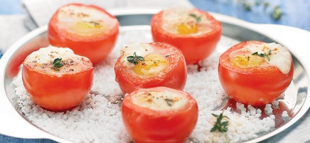 Oeufs de caille en cocotte de tomates cerise