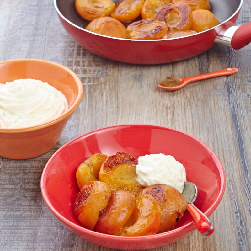 Poêlée d'abricots aux épices, quenelle de chantilly légère