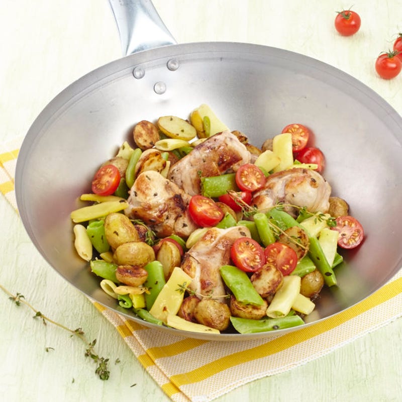Wok de lapin au thym, à l'ail et aux haricots plats