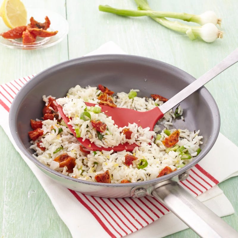 Riz sauté au citron, romarin et tomates