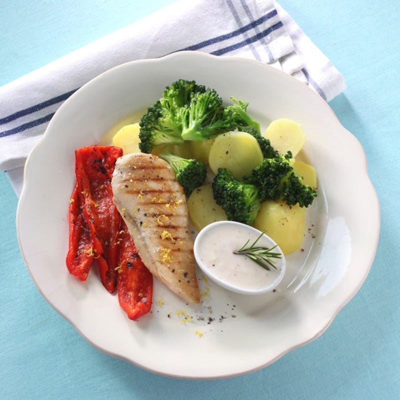 Photo de/du Escalope de poulet aux pommes de terre et brocolis, faisselle et fruit par WW