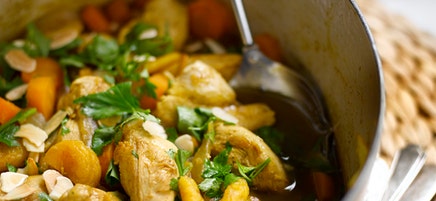 Tajine de poulet aux abricots et aux amandes
