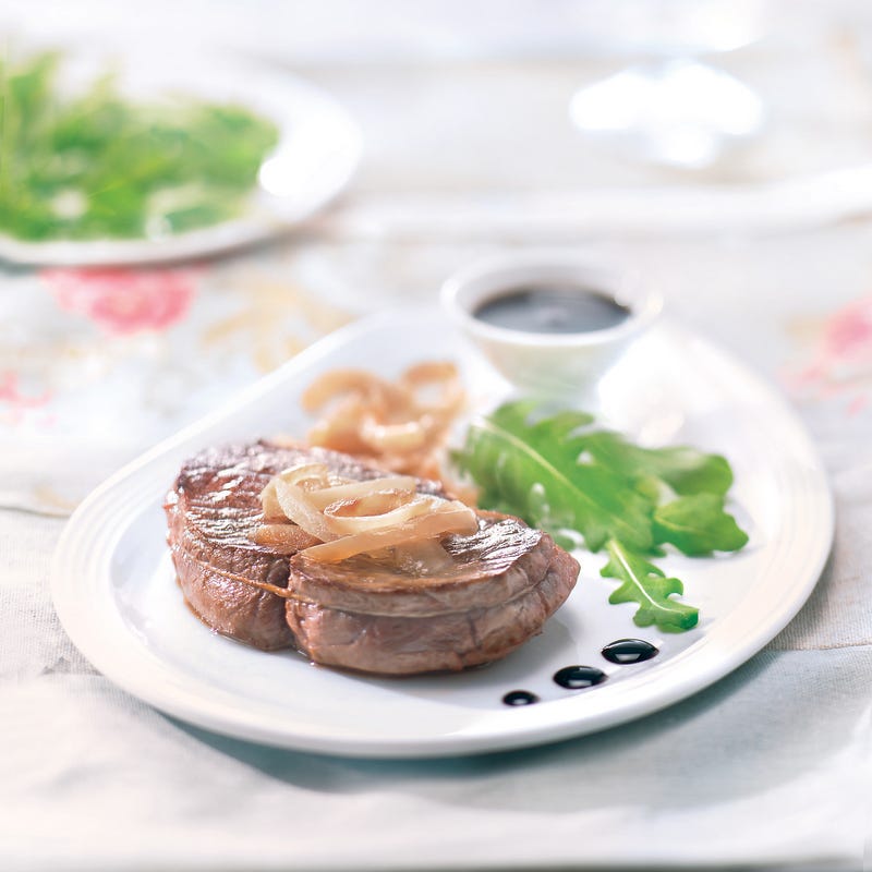 Tournedos aux oignons caramélisés, trait de vinaigre balsamique